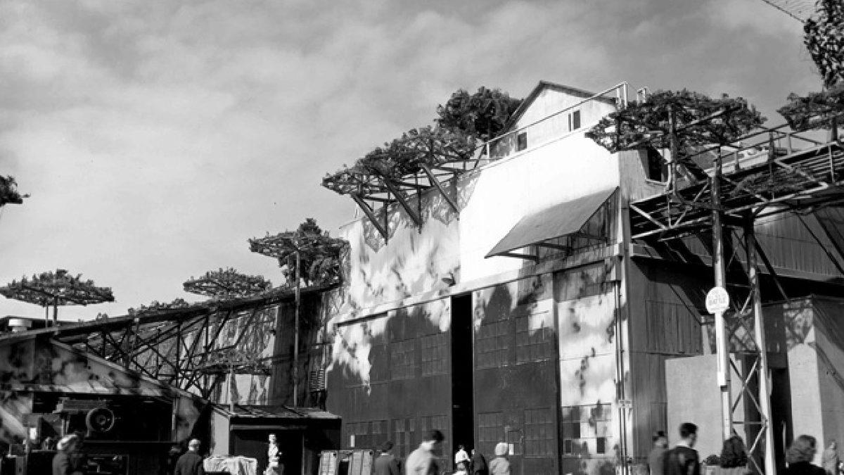 Savaş Uçaklarını Korumak İçin Bir Fabrikanın Çatısına İnşa Edilen Devasa Sahte Kasaba