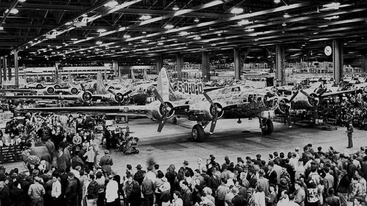 Savaş Uçaklarını Korumak İçin Bir Fabrikanın Çatısına İnşa Edilen Devasa Sahte Kasaba