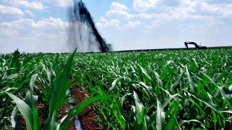 Şanlıurfa’da Petrol Boru Hattı Delindi: Ham Petrol, Metrelerce Yükseğe Fışkırdı [Video]