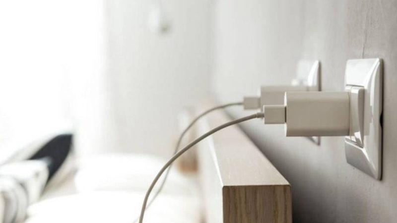 Şarj Aletlerini Prizde Takılı Bırakmak Elektrik Harcar mı?