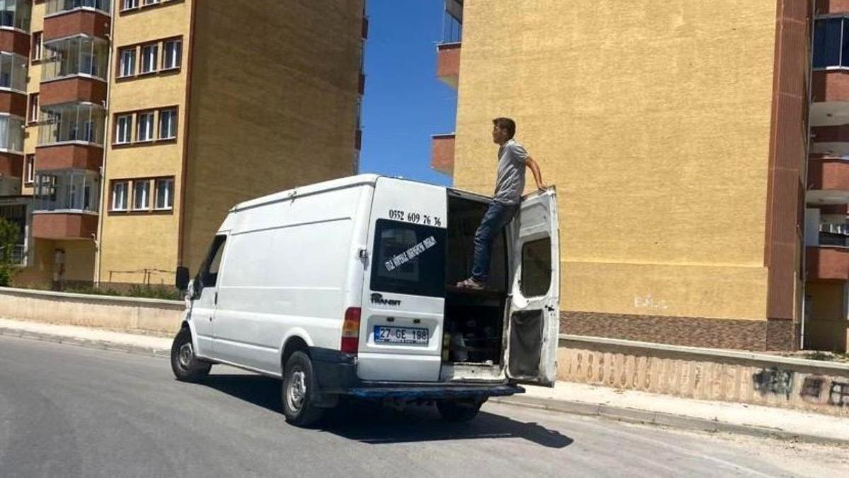 Oyunlardaki NPC’ler Gibi Bir Anda Belirip Hep Aynı Şeyi Yapan 13 İnsan Tipi