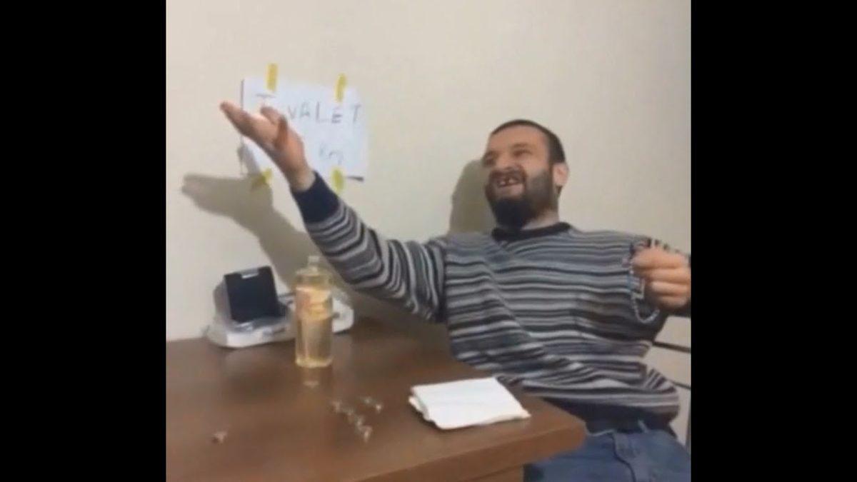 Oyunlardaki NPC’ler Gibi Bir Anda Belirip Hep Aynı Şeyi Yapan 13 İnsan Tipi