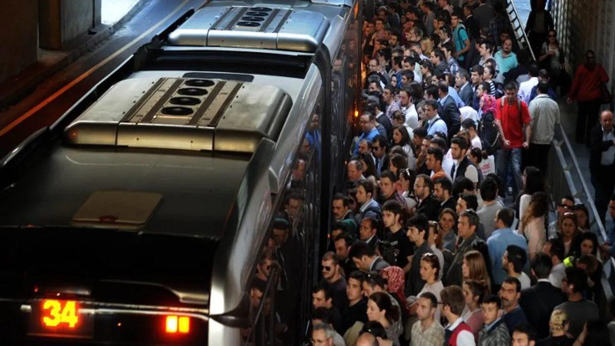 Oyunlardaki NPC’ler Gibi Bir Anda Belirip Hep Aynı Şeyi Yapan 13 İnsan Tipi