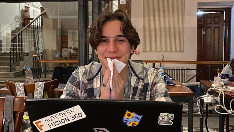 Monster, Uygulamalarını Test Etmekte Zorlanan Genç Girişimciye Macbook Hediye Etti