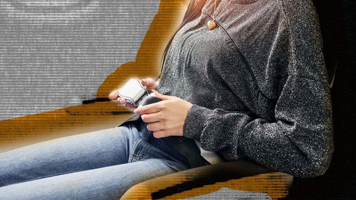 Uçaklardaki Emniyet Kemerleri Neden Arabalardaki Gibi Omuzdan Değil de Belden Takılıyor?