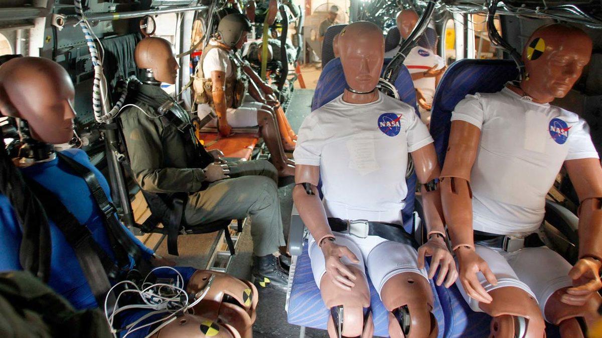 Uçaklardaki Emniyet Kemerleri Neden Arabalardaki Gibi Omuzdan Değil de Belden Takılıyor?