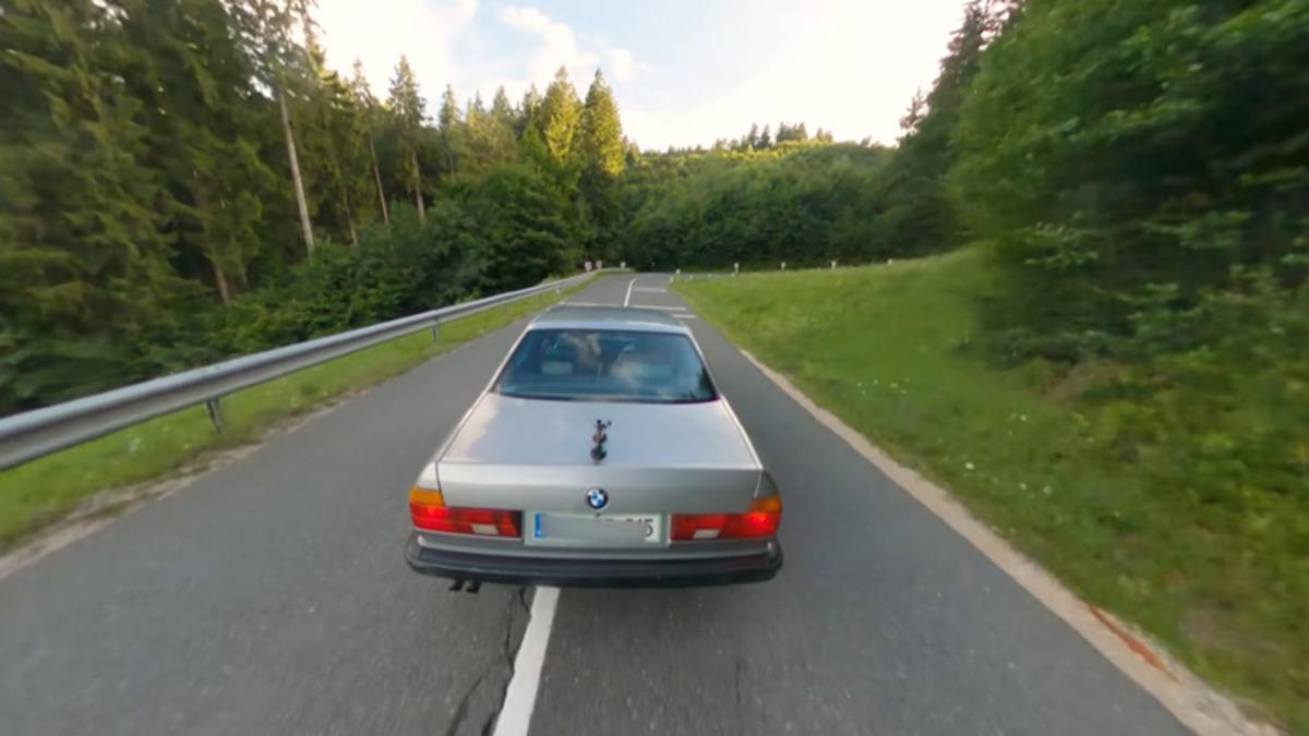 Yarış Oyunları Gerçek Oldu: BMW 735i’nin Bagajına GoPro Max Takılarak Çekilen Video