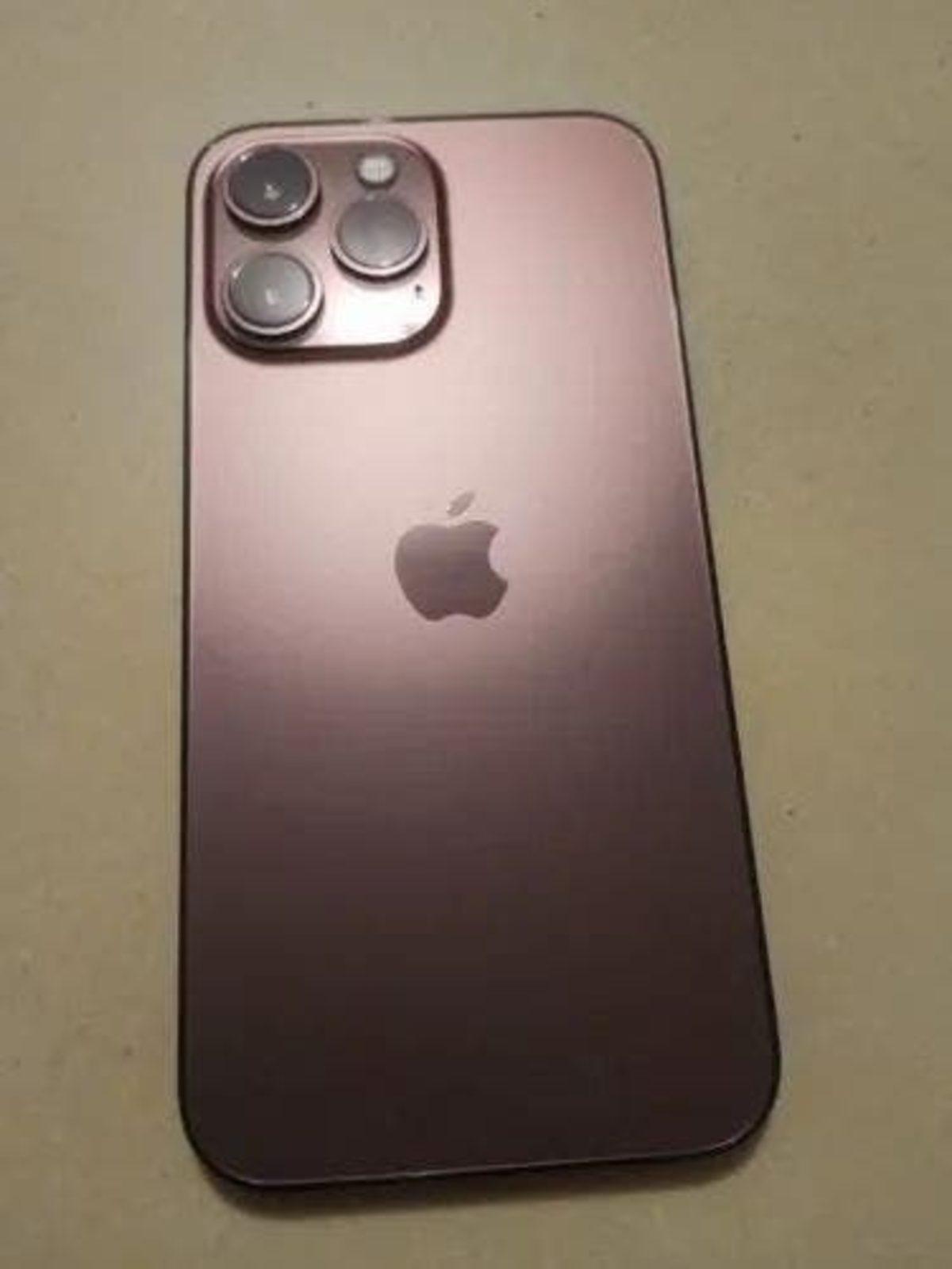 iPhone 13’ün Şimdiye Kadarki En Net Fotoğrafı Sızdırıldı: ’Rose Gold’ Geri Dönüyor