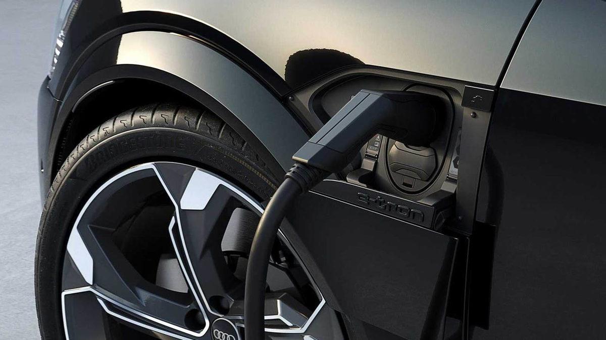 İçinde Sürücü Bile Yokken Kendi Kendini Park Edebilen Audi Q8 E-Tron Tanıtıldı