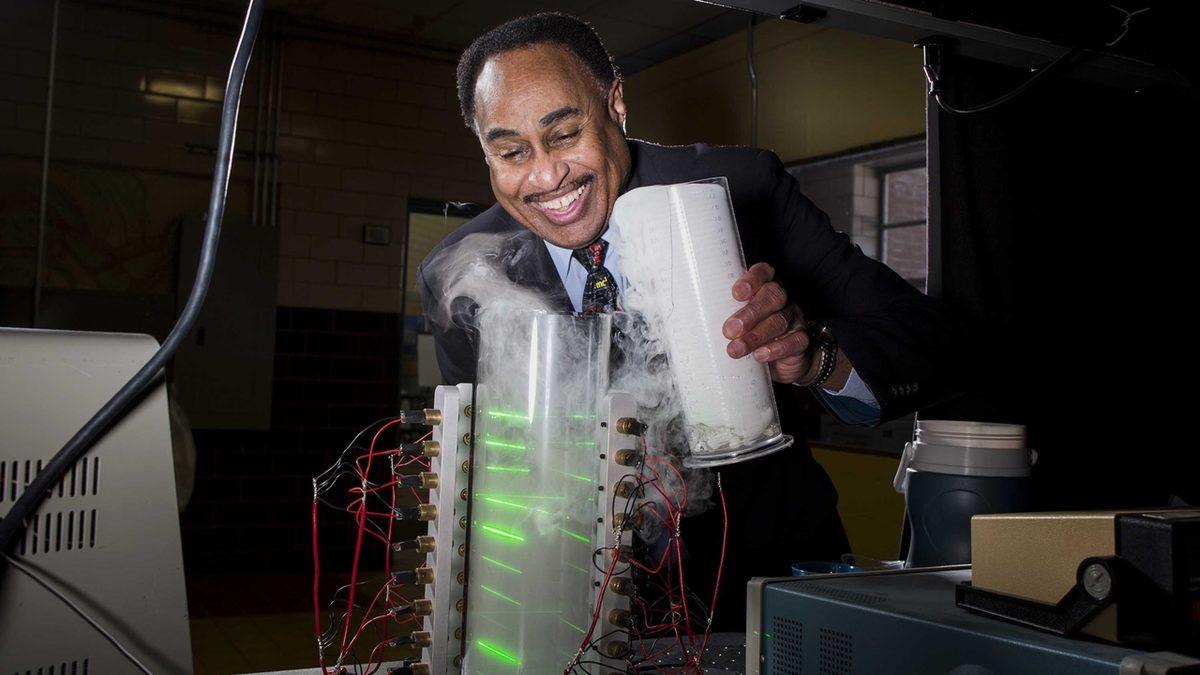 Film Değil Gerçek: Ölen Babasını Kurtarmak İçin Zamanda Geriye Gitmeye Çalışan Bilim İnsanıyla Tanışın