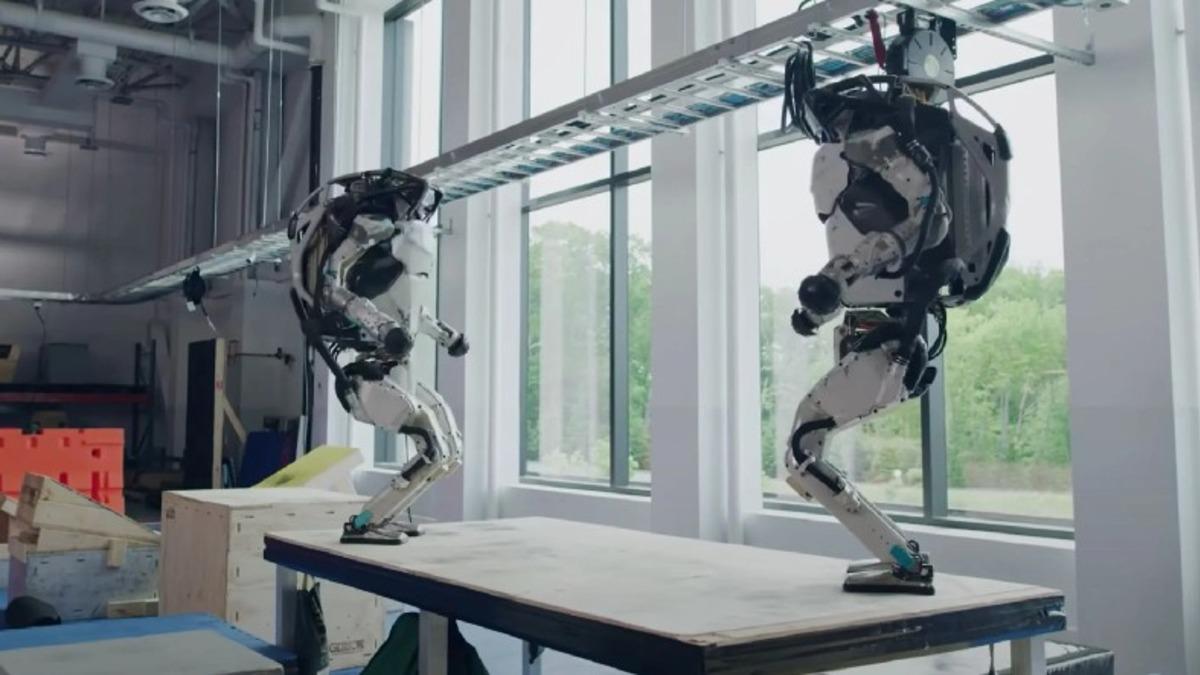 Boston Dynamics’in İnsansı Robotlarının ’İnsan Gibi Düştükleri’ Komik Video