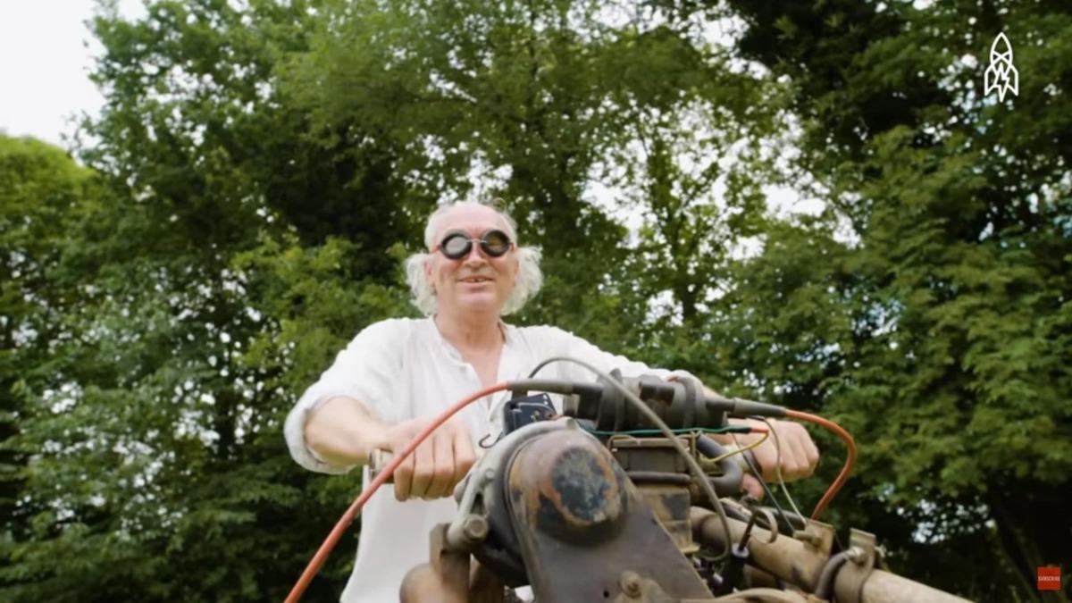 Arabasının Parçalarını Söküp, Motosiklet Yaparak Fas Çöllerinde Hayatta Kalan Adamla Tanışın