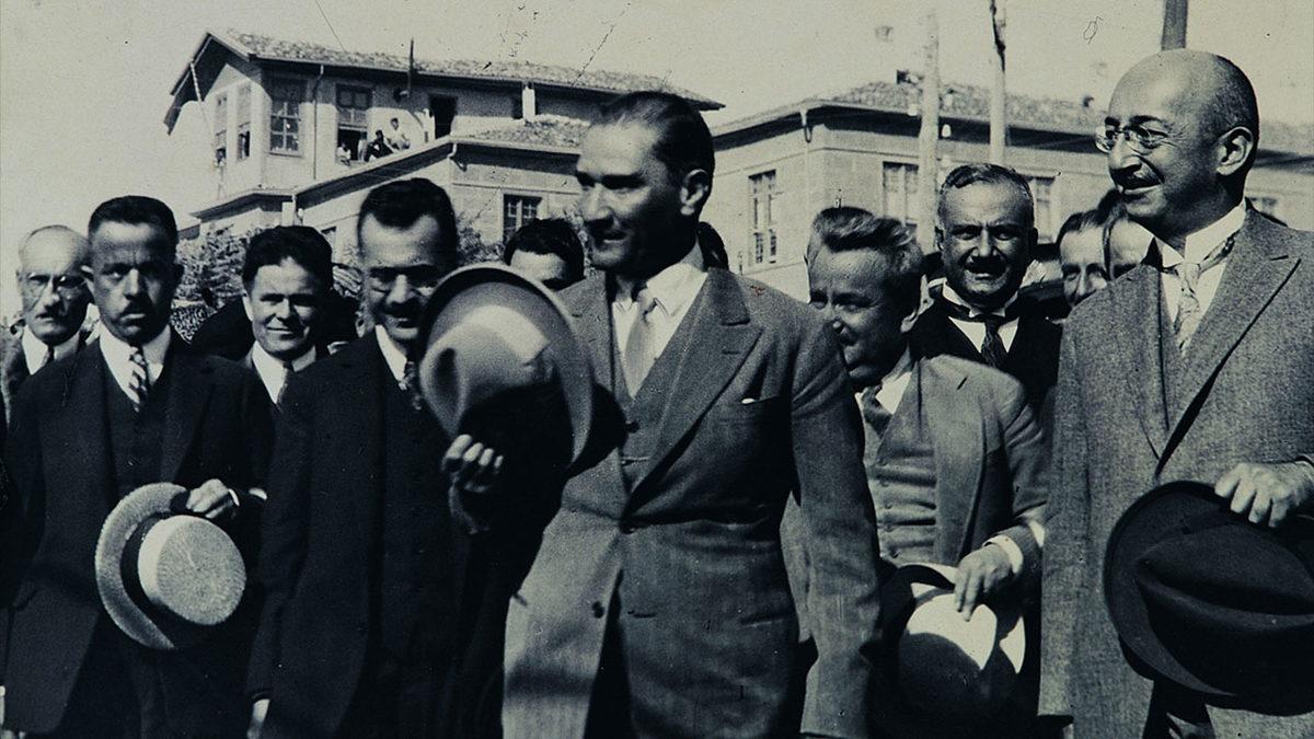 Tarihte Bu Hafta (22-28 Ağustos): Şapka Devrimi İçin İlk Adım Atıldı