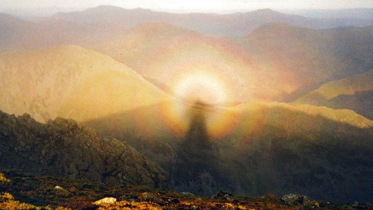 Sisli Havada Yürürken Bir Anda Bir Silüet Görürseniz Korkmayın: Peki Bu Neden Yaşanıyor?