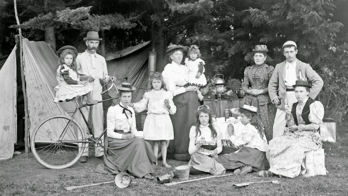 İnsanlar Geçmişte Neden 5-10 Yaş Daha Büyükmüş Gibi Gösteriyordu?