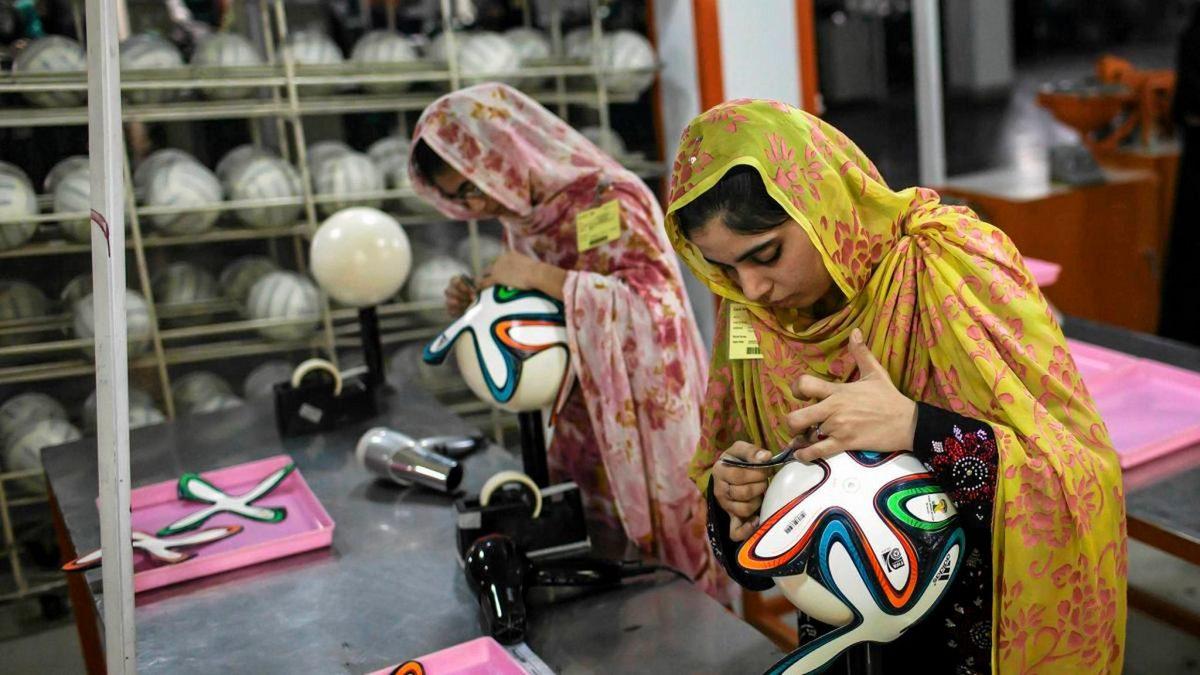 Dünyadaki Futbol Toplarının %70’i Neden Tek Bir Şehirde Üretiliyor?