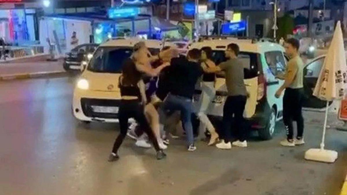 İstanbul’da TikTok Fenomeni Oldukları İddia Edilen Bir Grup, Tekme Tokat Kavgaya Tutuştu [Video]