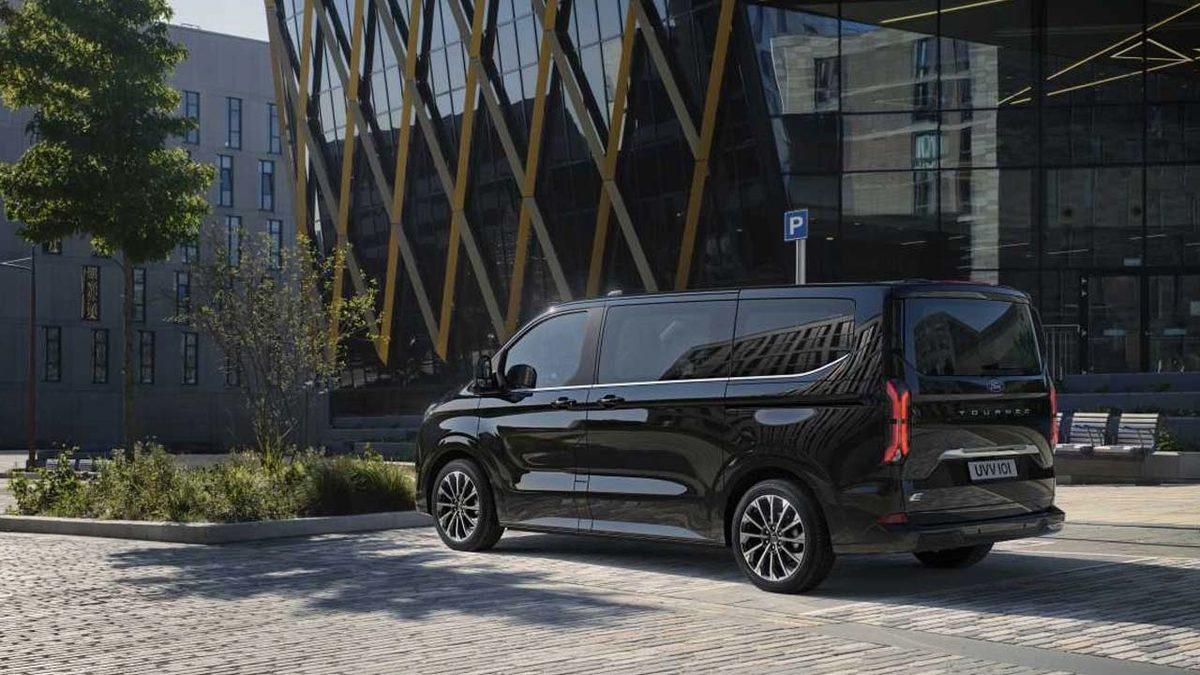 Doblo’nun Pabucu Dama Atılır mı?: Yeni Ford E-Tourneo Custom Tanıtıldı!