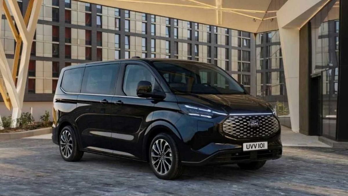 Doblo’nun Pabucu Dama Atılır mı?: Yeni Ford E-Tourneo Custom Tanıtıldı!