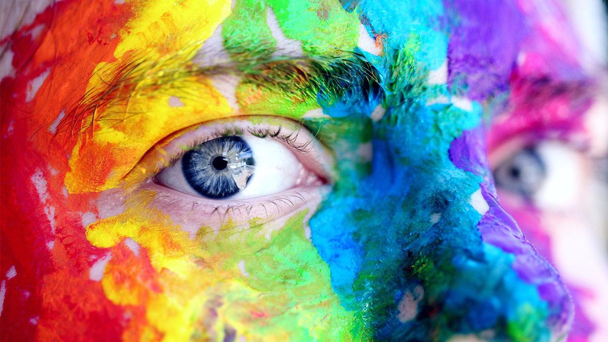 Etrafındaki Her Şeyi Yansıtan Aynalar Aslında Ne Renktir?