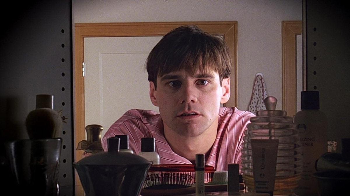 Etrafındaki Her Şeyi Yansıtan Aynalar Aslında Ne Renktir?