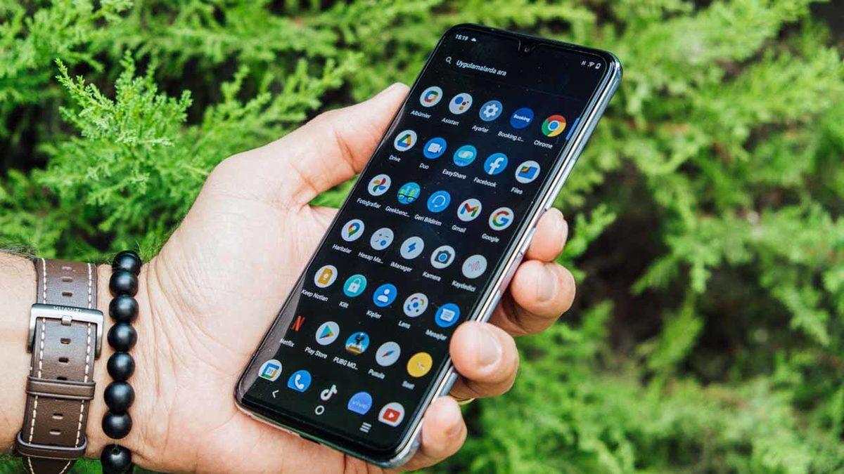 Ön Tarafta Çift LED Flaş ile ’Düşük Işıkta Selfie’ Sorununu Çözen Telefon: vivo V21 Türkiye’de