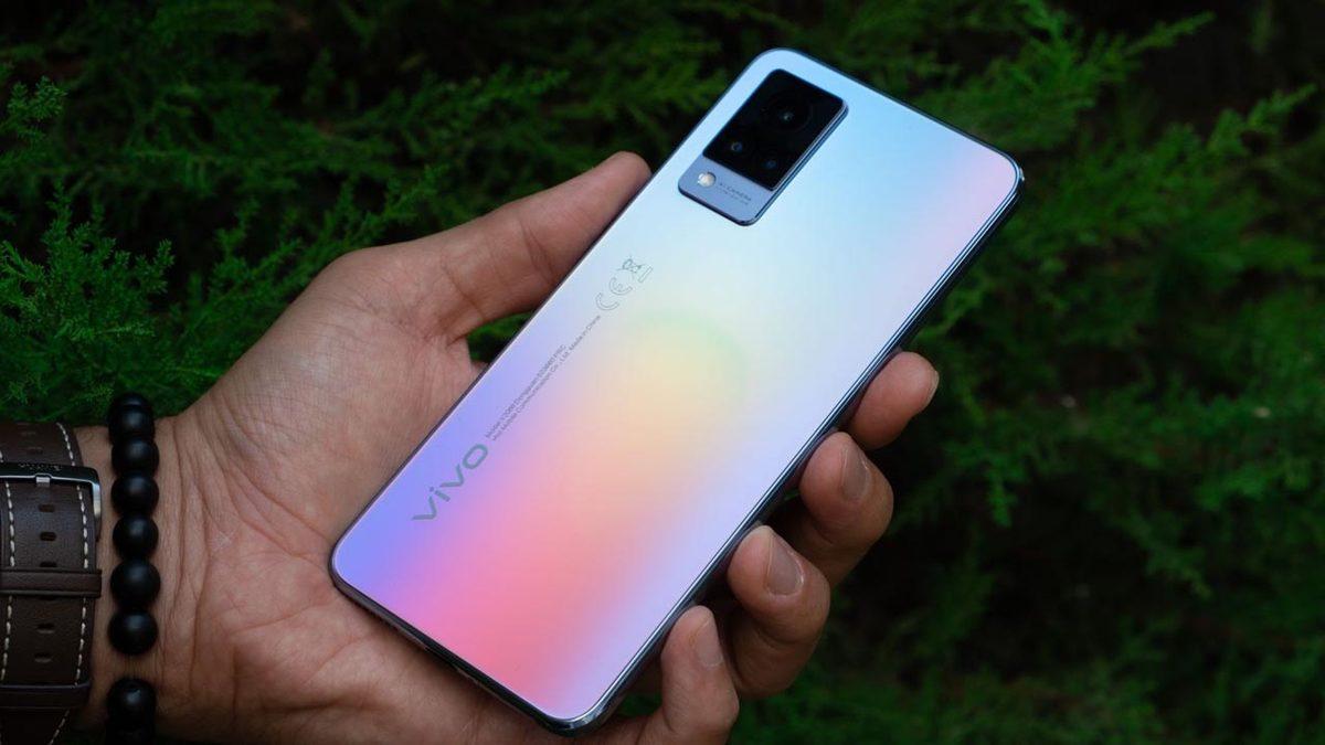 Ön Tarafta Çift LED Flaş ile ’Düşük Işıkta Selfie’ Sorununu Çözen Telefon: vivo V21 Türkiye’de