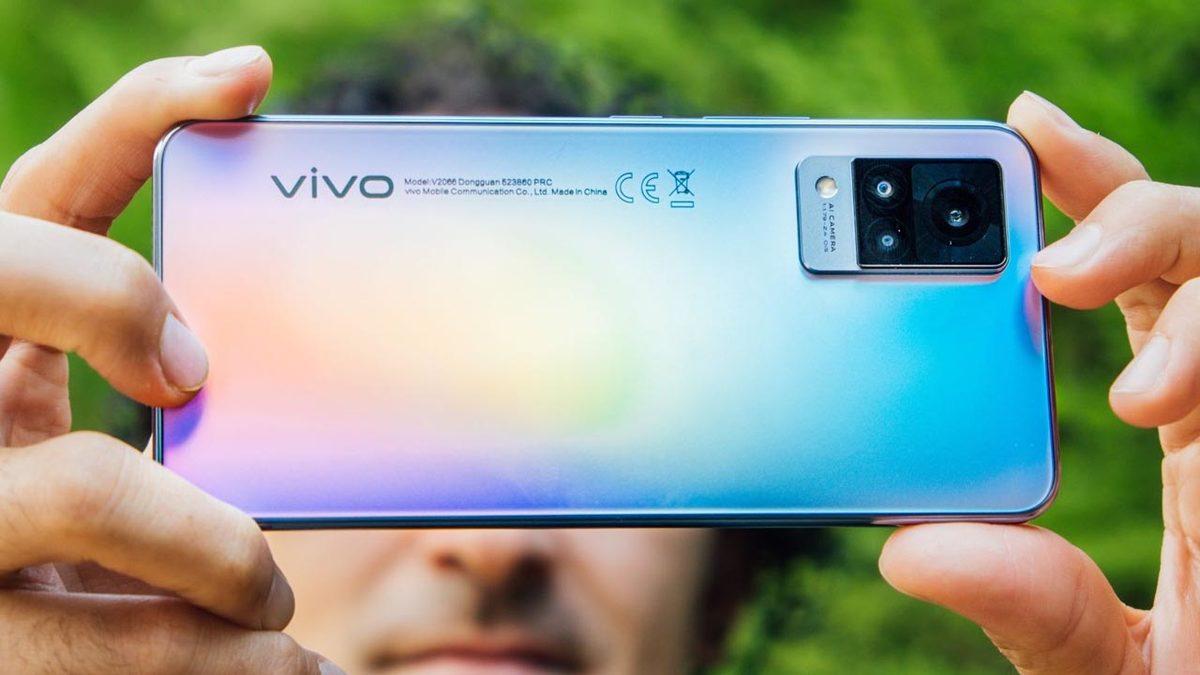 Ön Tarafta Çift LED Flaş ile ’Düşük Işıkta Selfie’ Sorununu Çözen Telefon: vivo V21 Türkiye’de