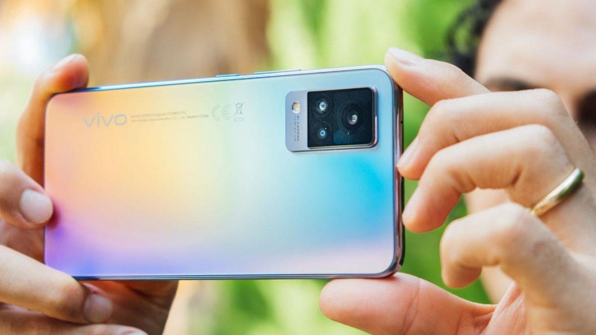 Ön Tarafta Çift LED Flaş ile ’Düşük Işıkta Selfie’ Sorununu Çözen Telefon: vivo V21 Türkiye’de