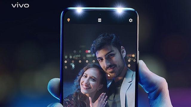 Ön Tarafta Çift LED Flaş ile ’Düşük Işıkta Selfie’ Sorununu Çözen Telefon: vivo V21 Türkiye’de