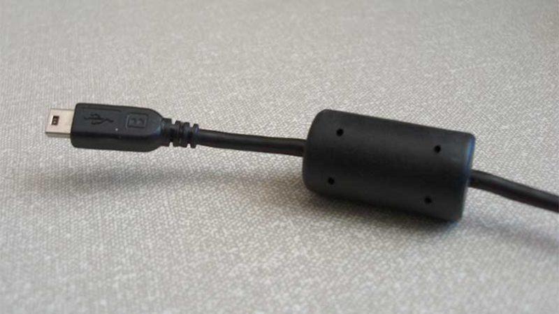 Kablolarımızda Gördüğümüz, Çekmeye Çalışırken Her Yere Takılan O Silindir Şeklindeki Plastik Parça Nedir?