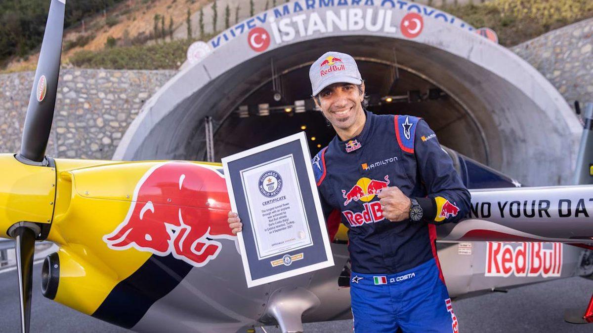 Dünyada Bir İlk: Uçakla İstanbul’da Arka Arkaya İki Tünelin İçinden Uçan Pilot Guinness Rekorlar Kitabı’na Girdi