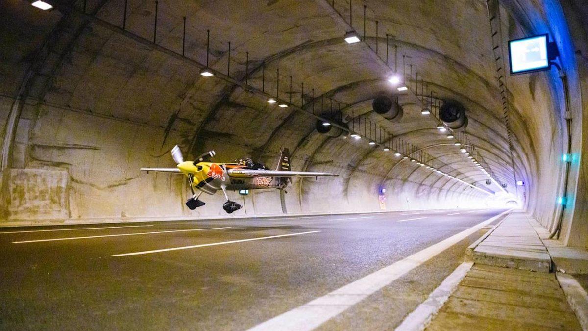 Dünyada Bir İlk: Uçakla İstanbul’da Arka Arkaya İki Tünelin İçinden Uçan Pilot Guinness Rekorlar Kitabı’na Girdi