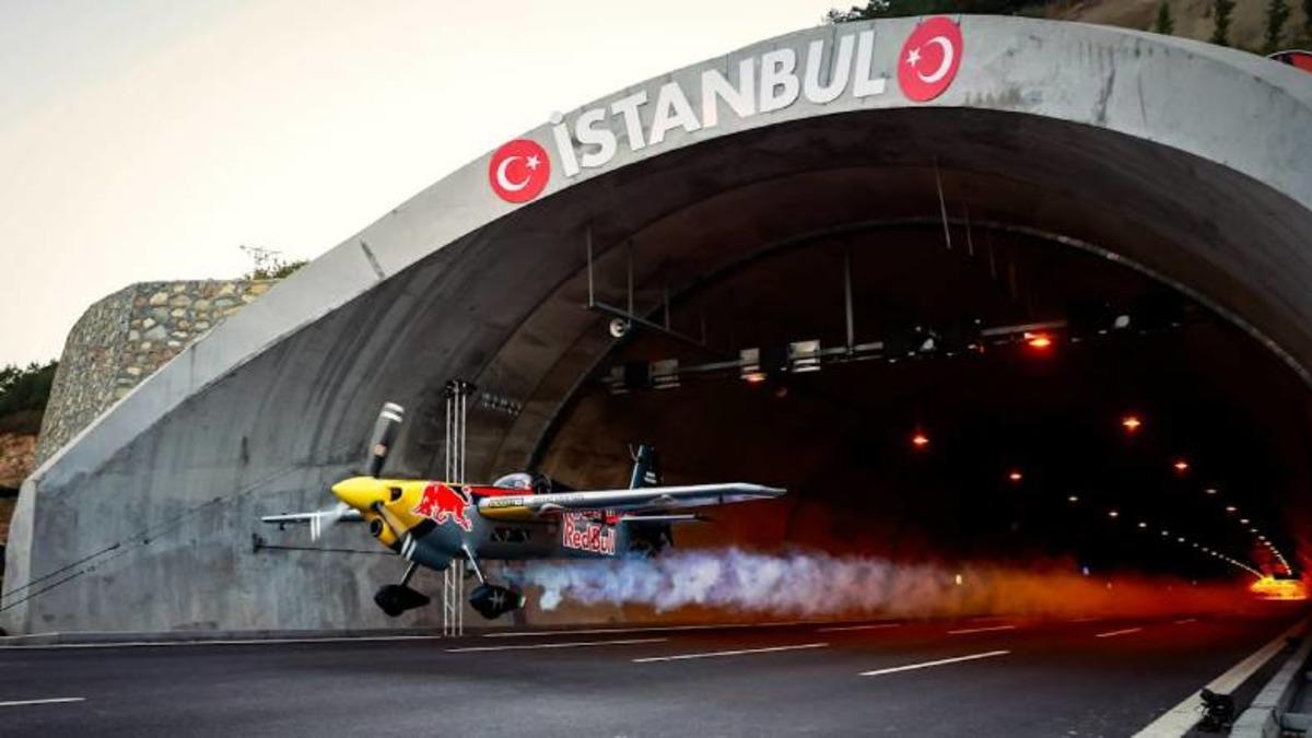 Dünyada Bir İlk: Uçakla İstanbul’da Arka Arkaya İki Tünelin İçinden Uçan Pilot Guinness Rekorlar Kitabı’na Girdi