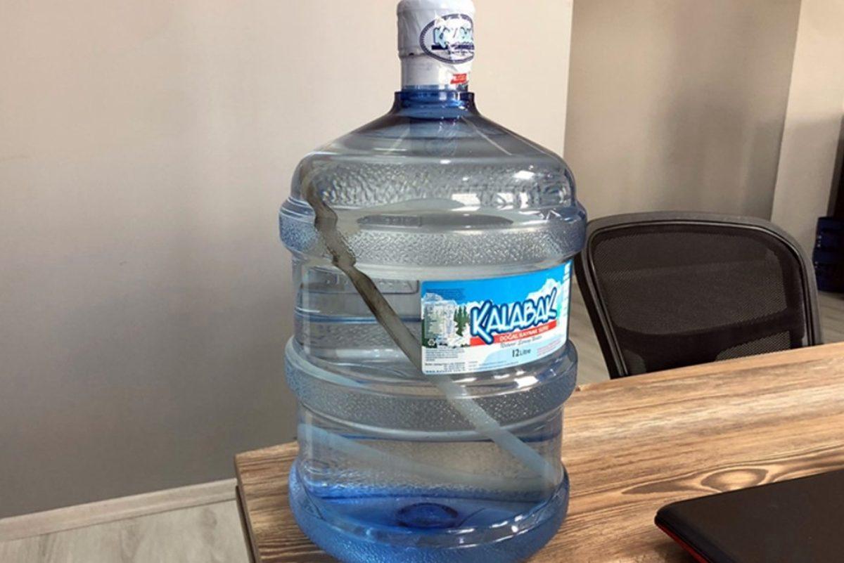 İçinde Neler Olabileceğini Öğrenince Damacana Sularını İçmek İstemeyeceksiniz (Kendi İyiliğiniz İçin)