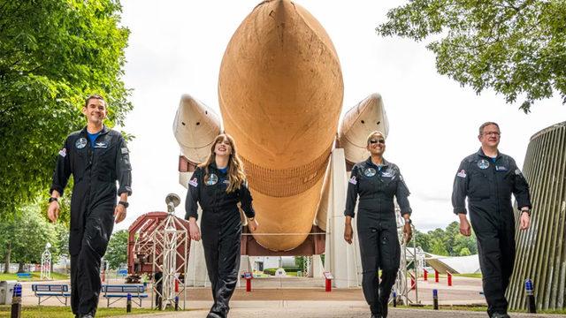 SpaceX’in İlk Kez ‘Turistik’ Bir Uçuş İçin Havalanacak Falcon 9 Roketi, Fırlatma Üssüne Giderken Görüntülendi [Video]