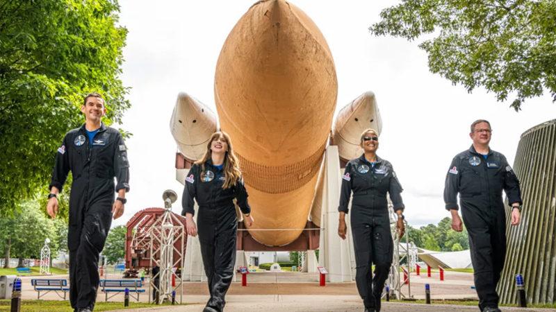 SpaceX’in İlk Kez ‘Turistik’ Bir Uçuş İçin Havalanacak Falcon 9 Roketi, Fırlatma Üssüne Giderken Görüntülendi [Video]