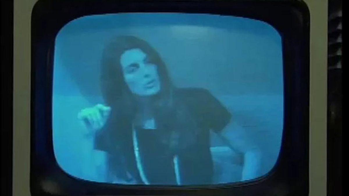 Bipolar Bozukluğun da Etkisiyle İnsanlardan Nefret Edip Canlı Yayında İntihar Eden Kadın