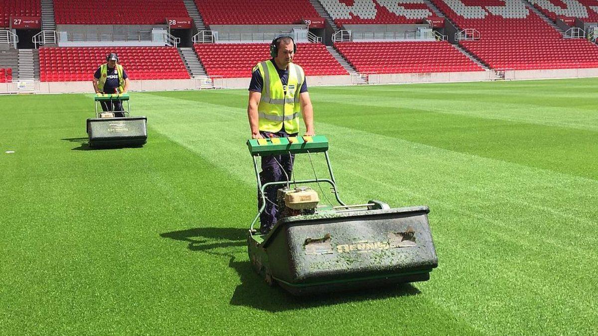 Futbol Sahalarındaki Çimler Neden Bir Açık Bir Koyu Görünecek Şekilde Tasarlanır? İşte Çimlerin Altında Yatan İnanılmaz Bilim