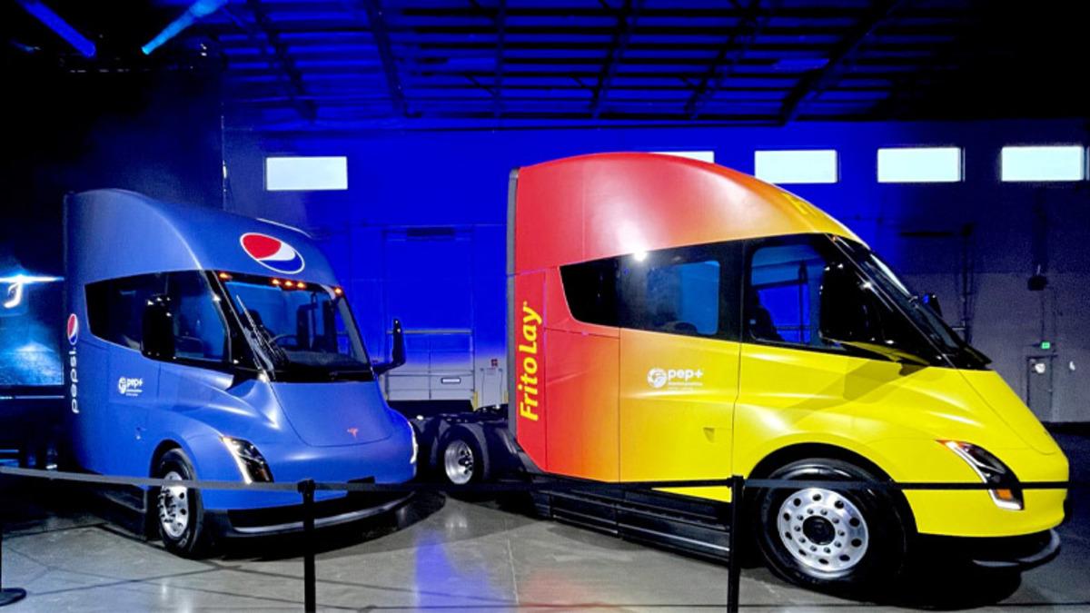 Tesla, İlk Elektrikli TIR’ını 3 Yıl Gecikmeli Olarak ’Canlı Yayında’ Teslim Etti [Video]