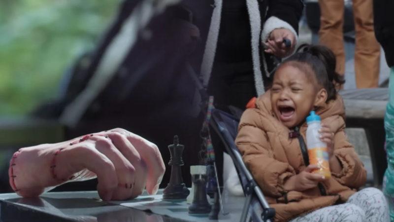 Netflix, Wednesday Dizisinin Kesik Eli ’Thing’i New York Sokaklarına Saldı, Ortaya Eğlenceli Görüntüler Çıktı [Video]