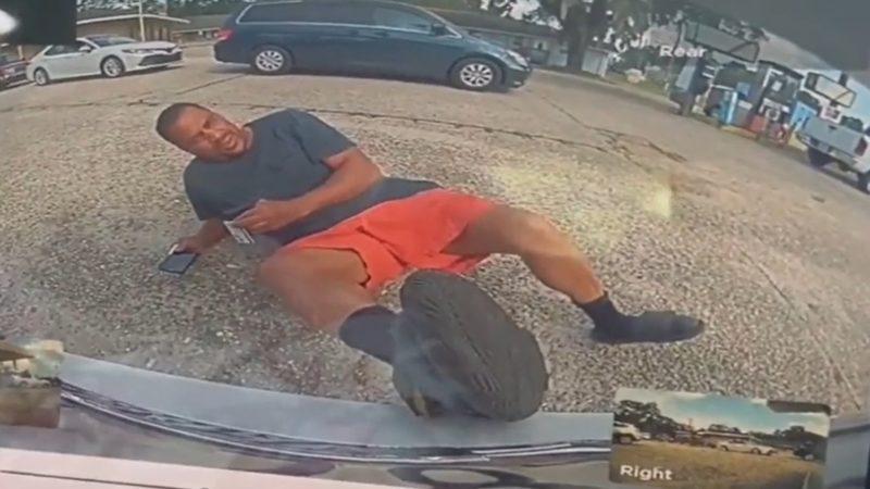 Oyunculuk Dersi Vermeli: Tesla’nın Kendisine Çarptığını İddia Eden Adam, Kamera Görüntüleriyle Rezil Oldu