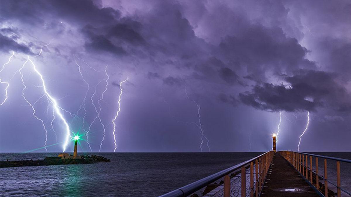 Yıldırımların Dümdüz Değil de Zikzak Çizerek Yere Düşmesine Sebep Olan Şey Anlaşıldı