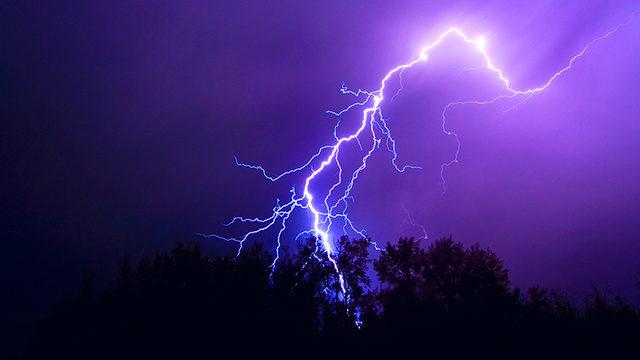 Yıldırımların Dümdüz Değil de Zikzak Çizerek Yere Düşmesine Sebep Olan Şey Anlaşıldı