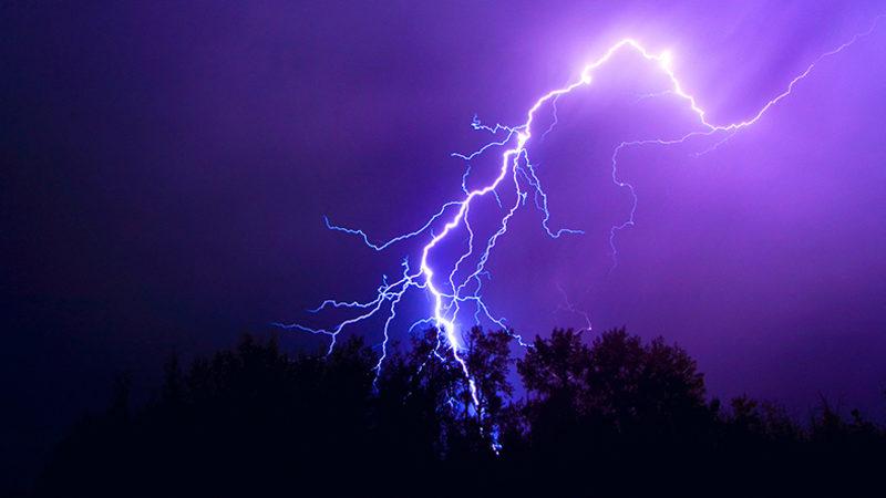 Yıldırımların Dümdüz Değil de Zikzak Çizerek Yere Düşmesine Sebep Olan Şey Anlaşıldı