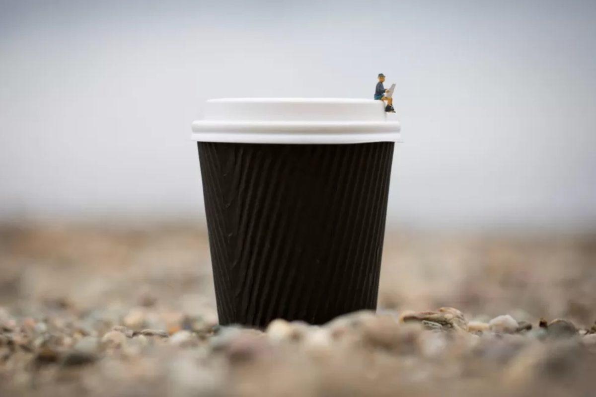 Günlük Hayatta Gördüğümüz Nesneleri Minicik İnsanlarla Bir Araya Getiren Sanatçıdan 11 Eser