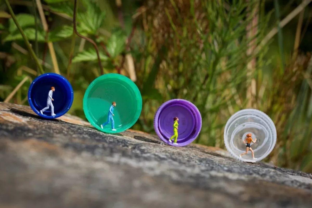 Günlük Hayatta Gördüğümüz Nesneleri Minicik İnsanlarla Bir Araya Getiren Sanatçıdan 11 Eser