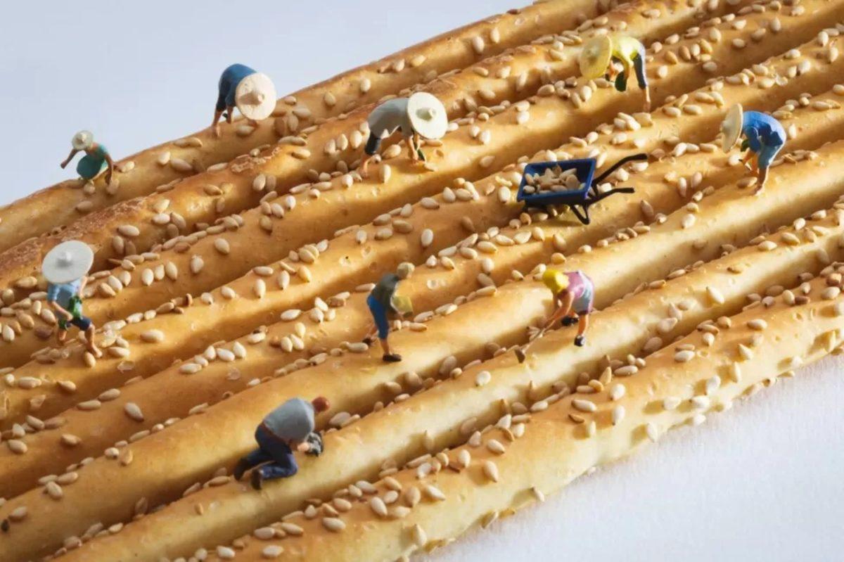 Günlük Hayatta Gördüğümüz Nesneleri Minicik İnsanlarla Bir Araya Getiren Sanatçıdan 11 Eser