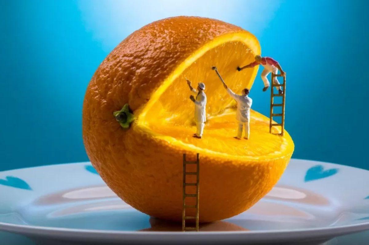 Günlük Hayatta Gördüğümüz Nesneleri Minicik İnsanlarla Bir Araya Getiren Sanatçıdan 11 Eser