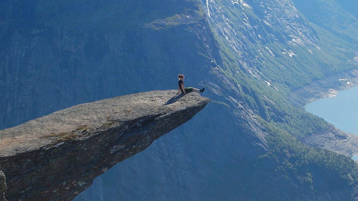 Neden Yüksek Bir Yerdeyken Aniden Atlama Dürtüsü Oluşur? Boşluğa Çağrı Hissiyle Tanışın!